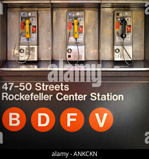 Métro station stand avec téléphones portables Banque D'Images