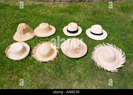 Les chapeaux de paille disposés sur la pelouse du jardin, par une chaude journée d'été en Angleterre Banque D'Images