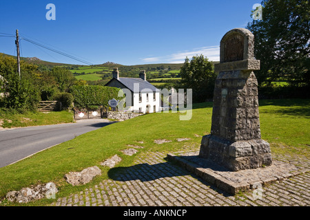 Widecombe dans le panneau du village Maure, Dartmoor, dans le Devon, UK avec Bell tor et Bonehill rocks dans l'arrière-plan Banque D'Images