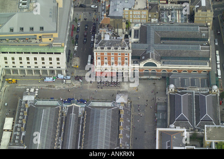 Vue aérienne d'un café de la rue à l'extérieur de Londres, Covent Garden Market entouré par les services publics travailler Banque D'Images