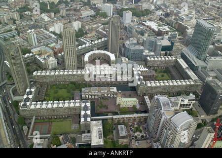 Vue aérienne de la London Barbican Arts et centre de conférences, avec l'église de St Giles et la ville de London School for Girls Banque D'Images