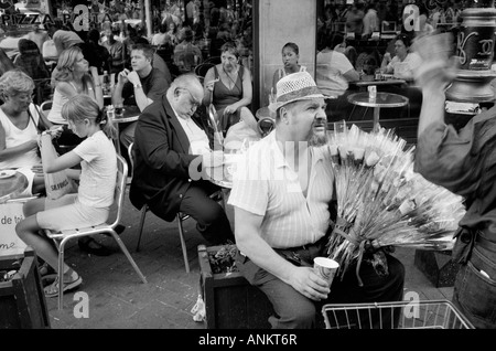 Marchande de fleurs à Covent Garden London assis dehors un café à parler Banque D'Images