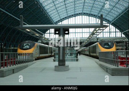 Les trains Eurostar dans la gare rénovée à St Pancras International Station, London Banque D'Images