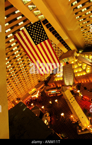 Drapeau américain suspendu au centre de la pyramide du Luxor Hotel and Casino Las Vegas NEVADA USA Banque D'Images