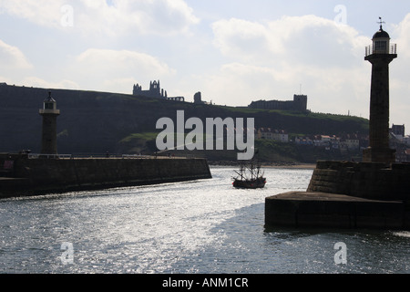 Le bateau d'excursion Bark Endeavour Whitby quitter Whitby Harbour Yorkshire Angleterre Banque D'Images