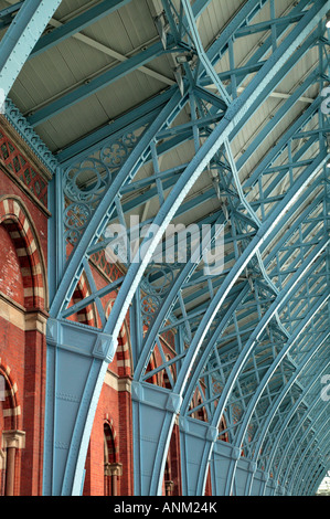 Close-up de l'arche en fonte de marchants à St Pancras International, Banque D'Images