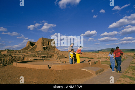 Les visiteurs explorent l'adobe ruines d'une ancienne mission espagnole et une ville indienne Anasazi à Pecos National Historical Park Banque D'Images