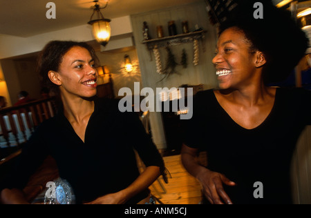 Au cours de leur journée de travail deux serveuses fille de descendance afro-caraïbes partager une plaisanterie dans un Londres restaurant Bermondsey Banque D'Images