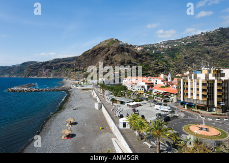 Plage de la ville et le front de mer, Ribeira Brava, Côte Sud, Madeira, Portugal Banque D'Images