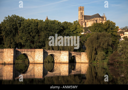 La Cathédrale de St Etienne au-dessus du pont médiéval sur la Vienne à Limoges Banque D'Images