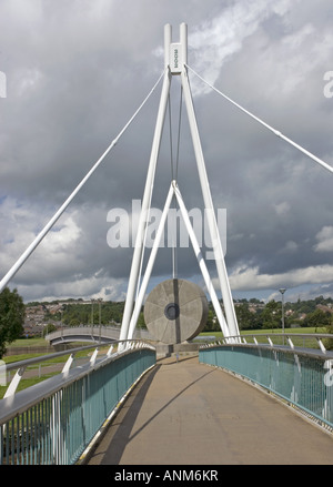 Le cycle du millénaire passerelle et pont sur la rivière Exe, Exeter Banque D'Images