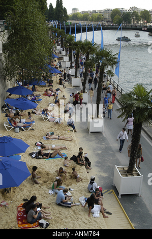 Une plage artificielle mis en place le long de la Seine à Paris, France. Banque D'Images