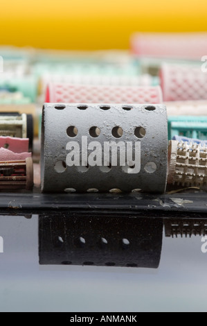 Rouleaux de cheveux collés sur la table que des pièces d'art Banque D'Images