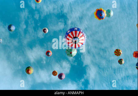 un groupe de bulles d'air chaud dans un ciel bleu Banque D'Images