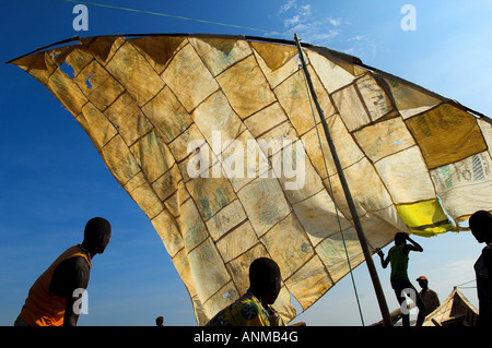 Les pêcheurs sur le lac Turkana pousser bateau de fortune. Pas de visages visibles. Banque D'Images