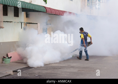 La fumigation pour tuer les moustiques Aedes pour empêcher dans denggi Kuala Terengganu, Malaisie. Banque D'Images