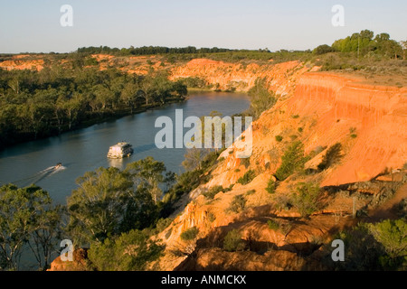 Voir une péniche cruising passé les falaises rouges à falaises Rubriques sur la rivière Murray Paringa Australie du Sud Banque D'Images