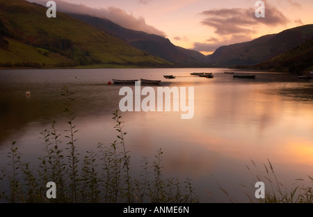 Dawn pastel le lever du soleil sur le lac de Tal y Llyn en Galles Snowdonia UK Banque D'Images