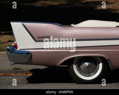 Vue latérale arrière de rose et de blanc Chevrolet 6700 classic car Banque D'Images