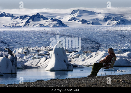 L'homme assis dans le lagon du glacier Jökulsárlón glacier Breioamerkurjokull une partie du glacier de Vatnajokull le plus grand d'Europe Skaftaf Banque D'Images