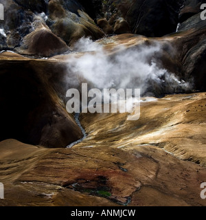 Photo aérienne des zones géothermiques dans les montagnes d'Islande Banque D'Images