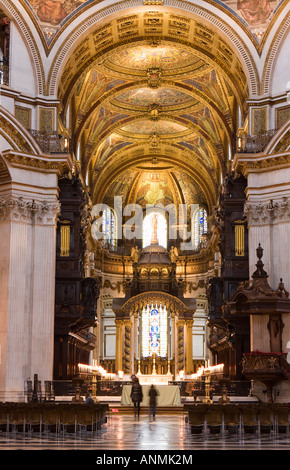 UK London Saint PaulÕs avec vue sur la cathédrale de Choir Choeur et autel dôme reconstruit et le retable Banque D'Images