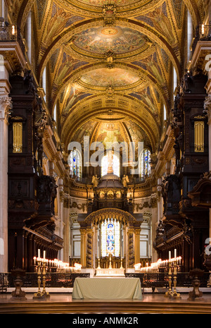 UK London Saint Pauls Cathedral View de Choir Choeur et autel dôme reconstruit et le retable Banque D'Images