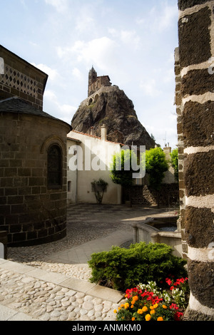 Le Puy en Velay : vue sur le sanctuaire de Saint Michel du monastère de Sainte Claire, France Banque D'Images