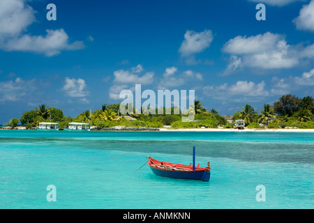 Maldives South Male Atoll Meeru Island Resort rouge et bleu bateau amarré dans le logement entre les îles Banque D'Images