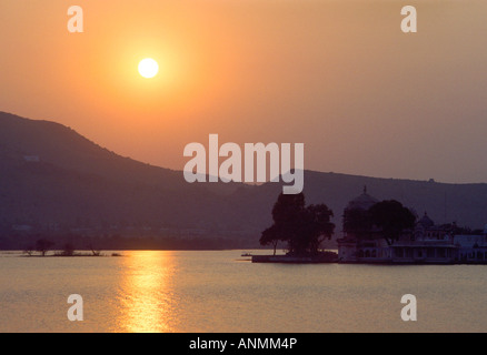 Inde Rajasthan Udaipur coucher de soleil sur le lac Pichola et Jagmandir Banque D'Images