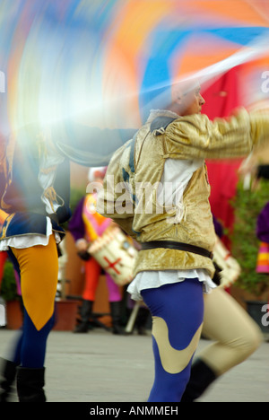 Spandieratori Sansepolcro (lanceurs de drapeaux) dans un tourbillon de couleur et de l'apparat dans une fête historique de la Balestra Banque D'Images