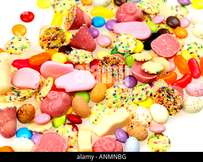 Destination préférée des enfants colorés assortis et Confiserie Sélection Mix isolé sur un fond blanc avec aucun peuple et un chemin de détourage Banque D'Images