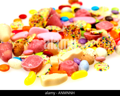 Destination préférée des enfants colorés assortis et Confiserie Sélection Mix isolé sur un fond blanc avec aucun peuple et un chemin de détourage Banque D'Images