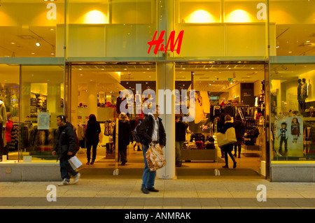 Magasin de vêtements H M dans rue piétonne Drottningsgatan UE à Stockholm en Suède Banque D'Images