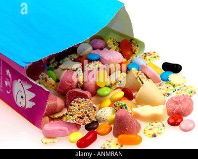 Destination préférée des enfants colorés assortis et Confiserie Sélection Mix isolé sur un fond blanc avec aucun peuple et un chemin de détourage Banque D'Images