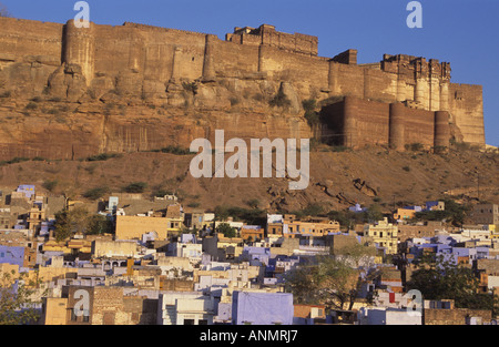 Fort Mehrangarh surplombant les maisons de Jodhpur Banque D'Images