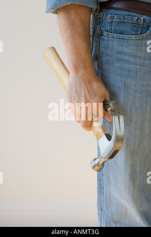 Man holding hammer and nails Banque D'Images