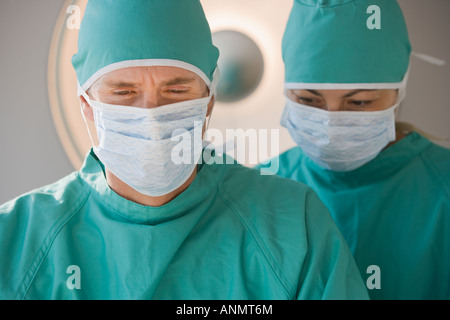 Les médecins portant des masques chirurgicaux Banque D'Images