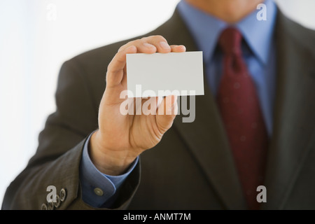 Businessman holding up business card Banque D'Images