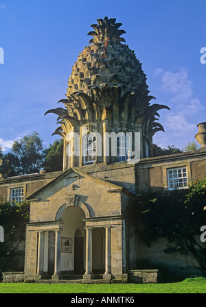 La folie Lodge d'ananas avec dôme en forme d'ananas dans Dunmore Park au sud-est de l'Ecosse centrale Sterling Banque D'Images