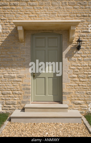 Royaume-uni l'immobilier. Nouvelle maison porte avant peint en mur de pierre. Banque D'Images