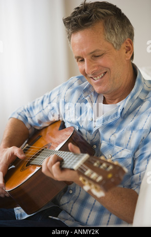 Man playing guitar Banque D'Images