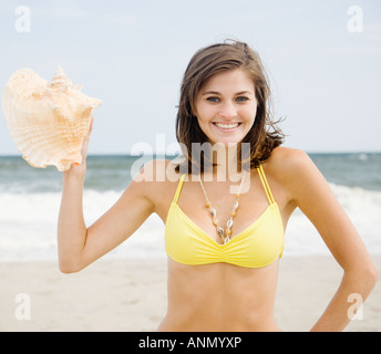 Woman holding conque Banque D'Images