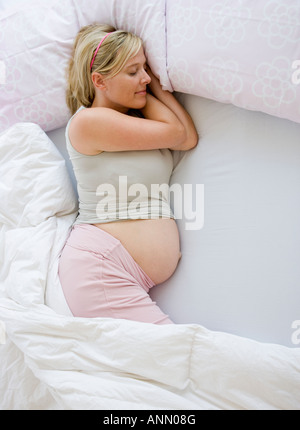 Pregnant woman sleeping Banque D'Images