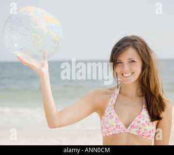 Woman holding inflatable globe Banque D'Images