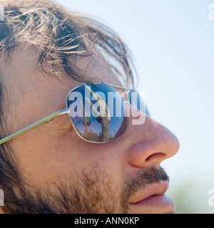Close up of man wearing sunglasses Banque D'Images