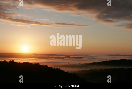 Lever tôt le matin paysage avec brouillard dans les vallées Banque D'Images