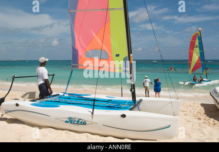 Catamarans, travailleurs et touristes Resort à Punta Cana, République dominicaine, Août 2006 Banque D'Images