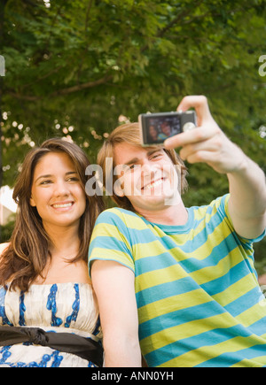 Couple taking own photograph Banque D'Images