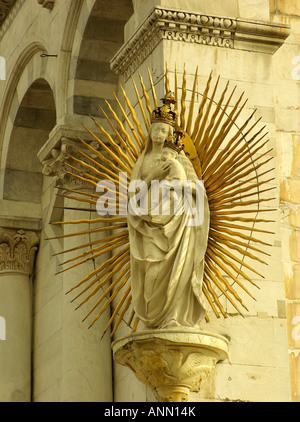 Statue de la Vierge à l'enfant à l'angle de l'église de San Michele in Foro, Lucca, Toscane Italie Banque D'Images